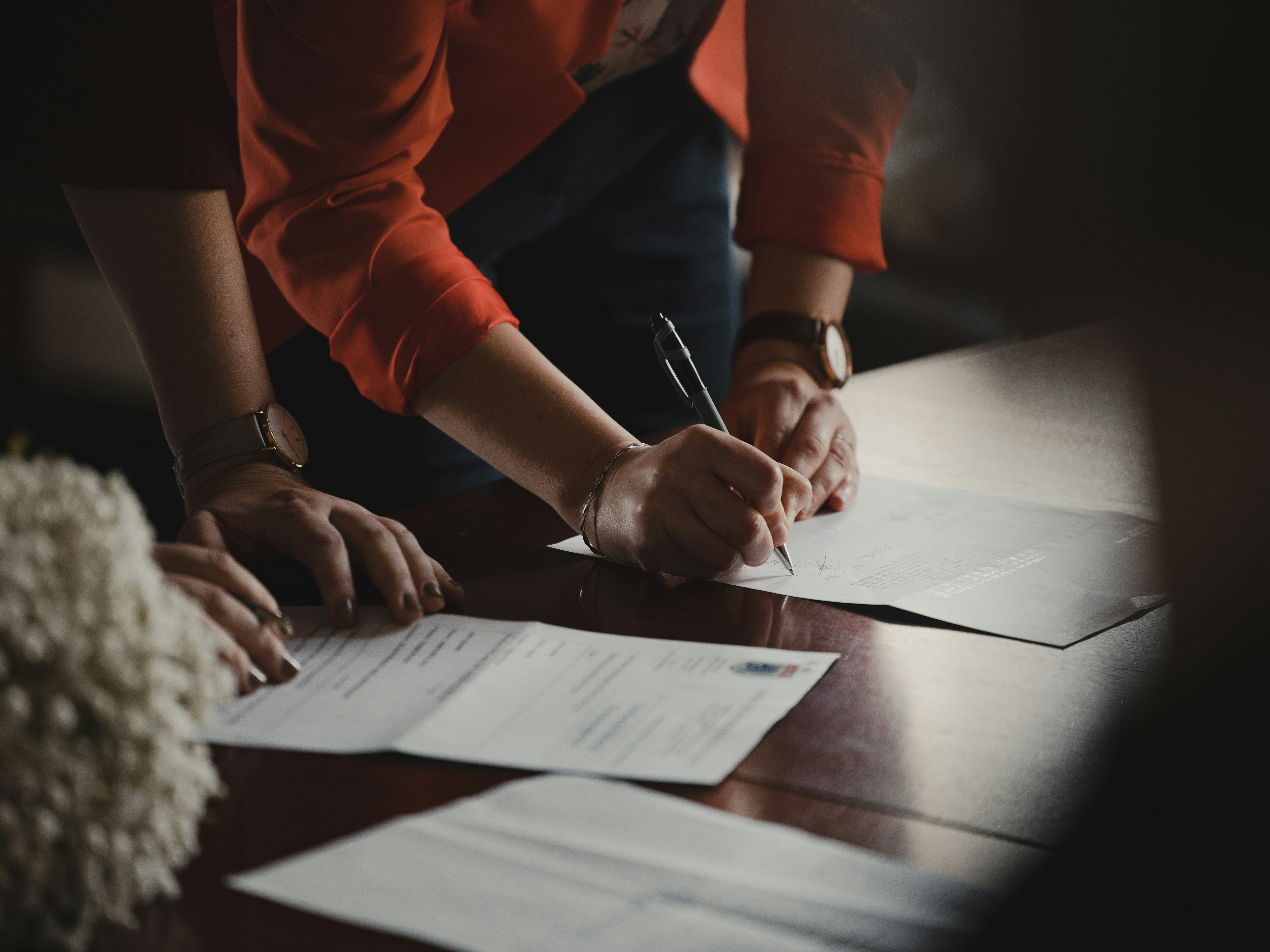 Notary public witnessing a client sign a document in Ontario