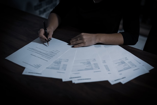 Ontario notary comparing an original document with a photocopy for certified true copy certification